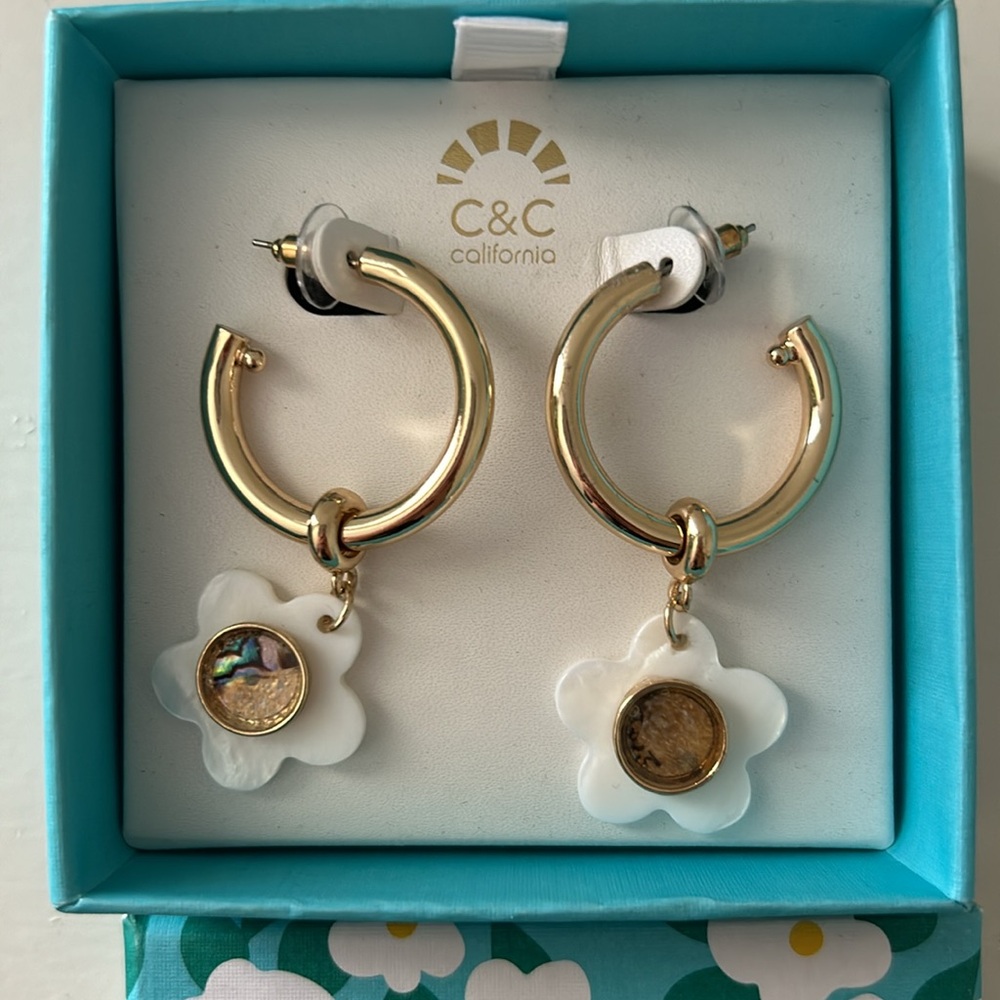 NWT C&C daisy & marble gold hoop earrings